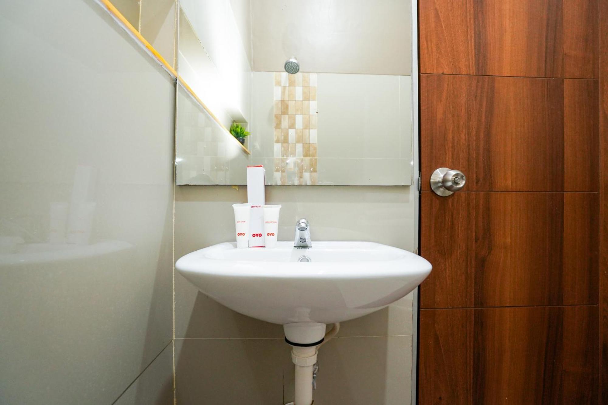 Hotel O Surabaya Near Surabaya Town Square Formerly Kupang Gunung Residence Exterior photo